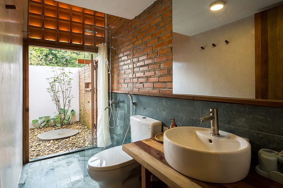 Deluxe Room, 1 Queen Bed, Pets Not Allowed, Garden View | Bathroom | Shower, designer toiletries, hair dryer, slippers