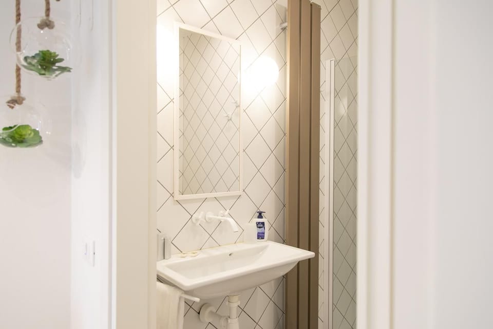Shower, rainfall showerhead, free toiletries, hair dryer