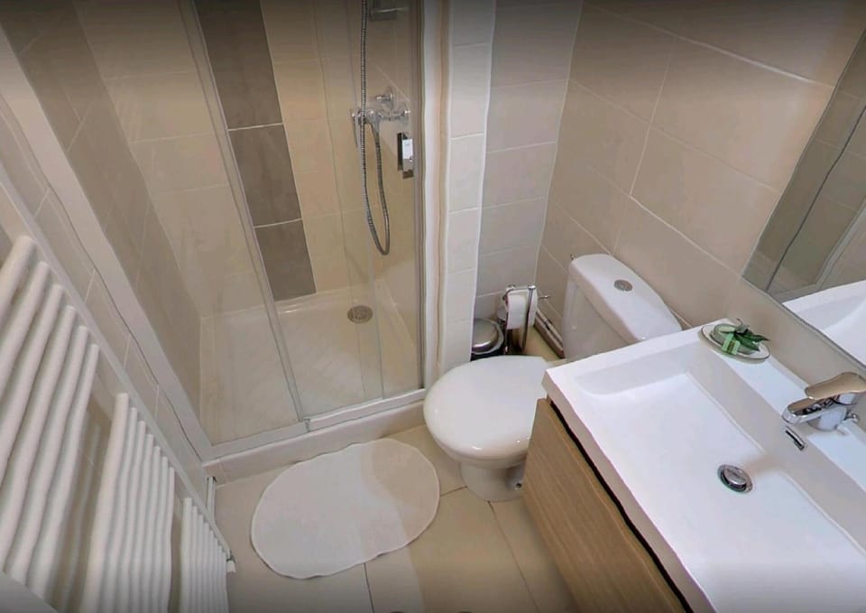 Shower, free toiletries, towels