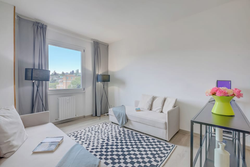 Family Apartment, Multiple Bedrooms, Lakeside (Appartamento di Tommaso) | Living area | 32-inch flat-screen TV with cable channels, TV