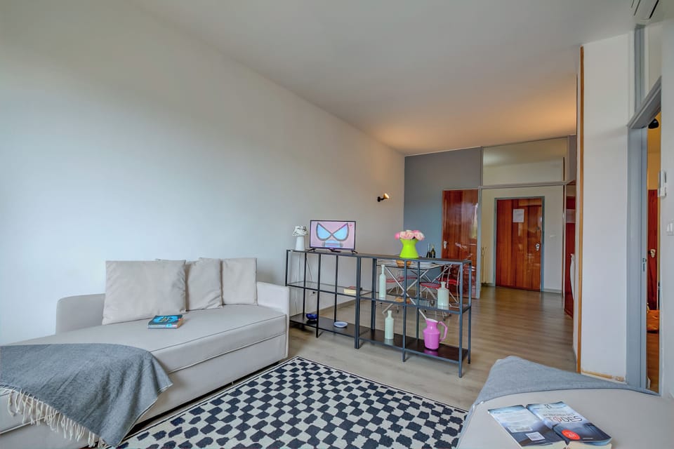 32-inch flat-screen TV with cable channels, TV