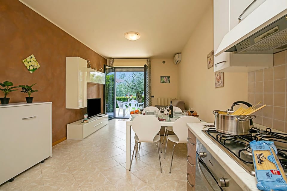 Family Apartment, 1 Bedroom, Microwave (Casa Kristall Lago) | Dining