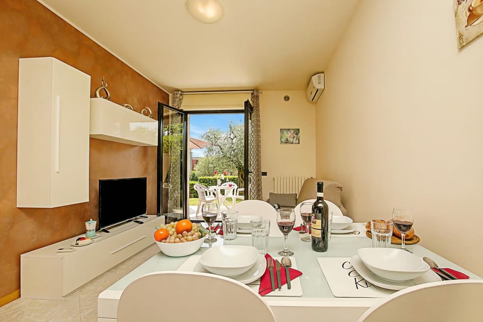 Family Apartment, 1 Bedroom, Microwave (Casa Kristall Lago) | Dining