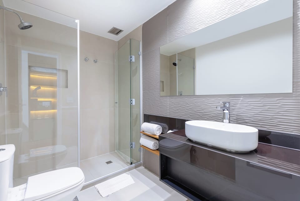 Shower, rainfall showerhead, free toiletries, hair dryer