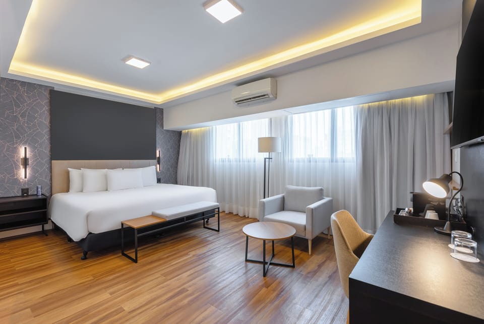 Royal Room, 1 King Bed | Minibar, in-room safe, desk, blackout drapes