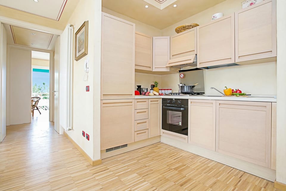 Family Apartment, Multiple Bedrooms, 2 Bathrooms, Lakeside (Casa Bel Tramonto) | Private kitchen | Full-size fridge, oven, stovetop, dishwasher