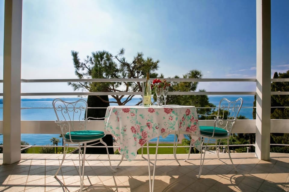 Family Apartment, 2 Bedrooms, 2 Bathrooms, Lakeside (Casa Bel Tramonto - Lakeview Apt +) | Outdoor dining
