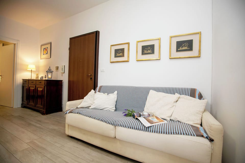 Family Apartment, Multiple Bedrooms, Lakeside (Casa Del Lago) | Living area | 22-inch Smart TV with cable channels, TV