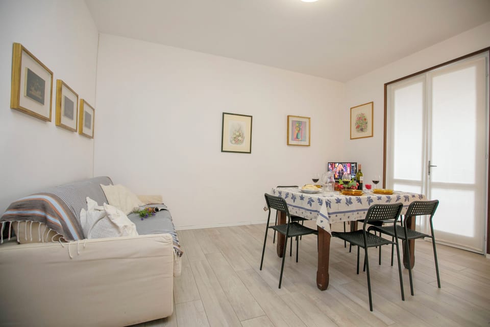 Family Apartment, 1 Bedroom, Microwave, Lakeside (Casa Del Lago in Desenzano Centre) | Dining