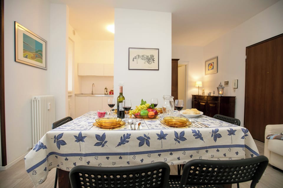 Family Apartment, 1 Bedroom, Microwave, Lakeside (Casa Del Lago in Desenzano Centre) | Dining