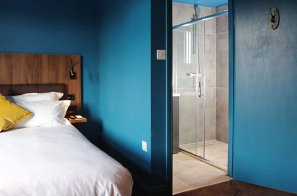 Family Room | Bathroom | Shower, hair dryer, towels