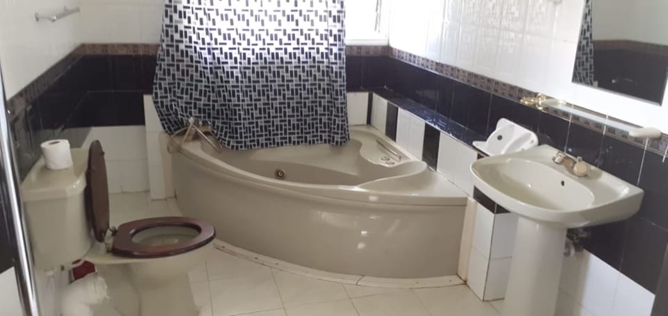 Cottage, 2 Bedrooms | Bathroom | Shower, rainfall showerhead, free toiletries, towels