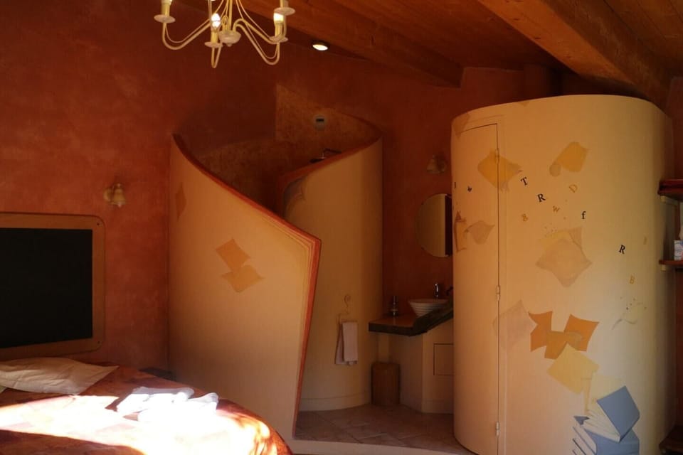 Room (La Page d'Ecriture) | Individually decorated, individually furnished, cribs/infant beds