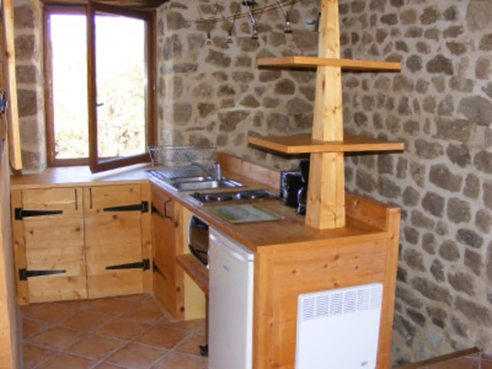 Cottage (La Cabane) | Private kitchenette | Electric kettle