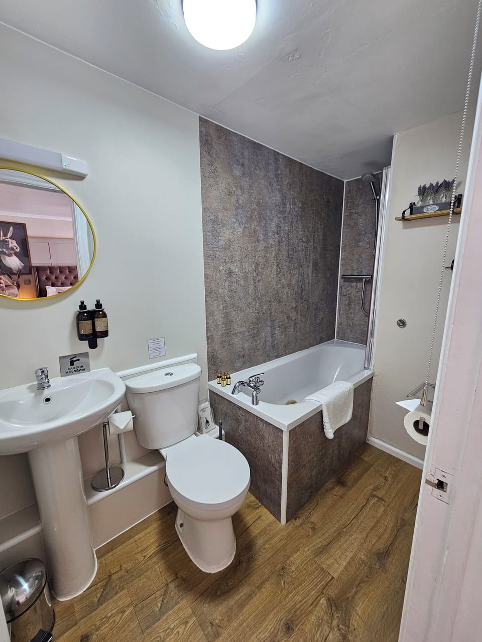 Double Room (Hares Warren) | Bathroom | Combined shower/tub, deep soaking tub, free toiletries, hair dryer