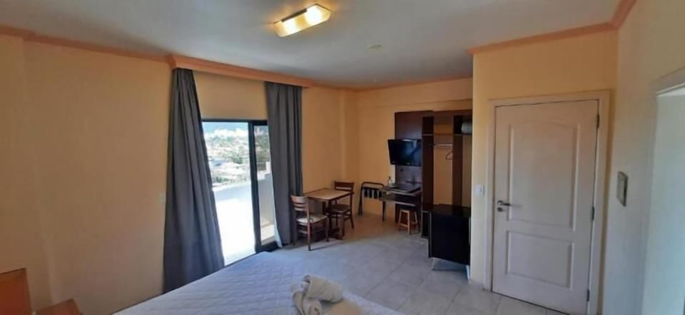 Superior Room | Minibar, desk, blackout drapes, soundproofing