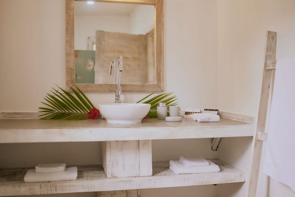 Comfort Double Room, 1 Bedroom (Air conditioning) | Bathroom | Shower, hair dryer, towels, soap