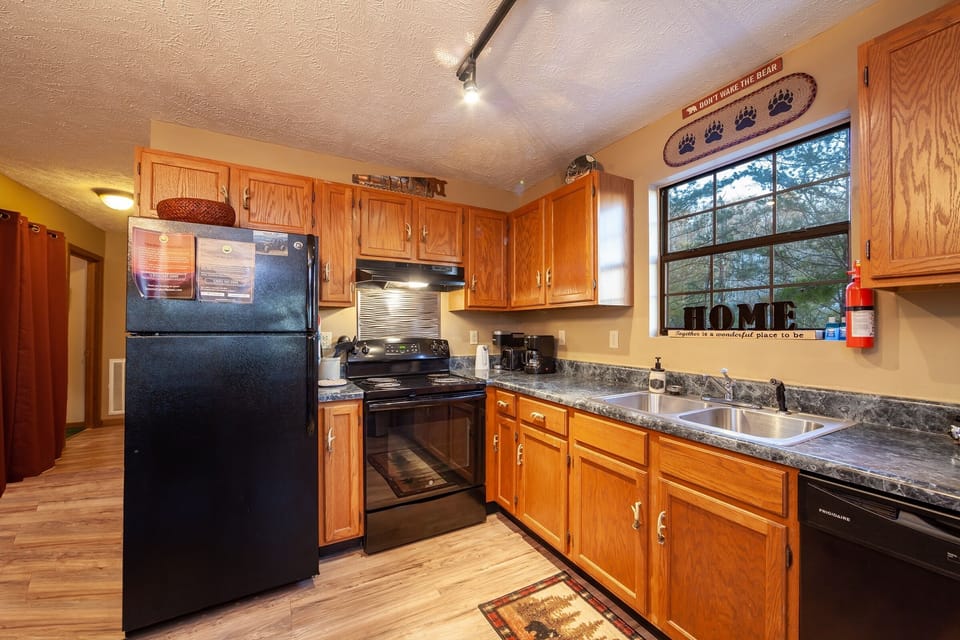 Cabin, 3 Bedrooms | Private kitchen | Fridge, oven, stovetop, coffee/tea maker