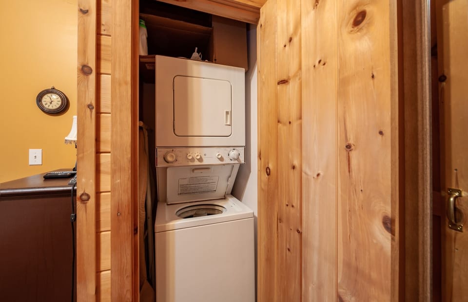 Sleepin' Inn 2 Bedroom Cabin by RedAwning Cabin in Gatlinburg