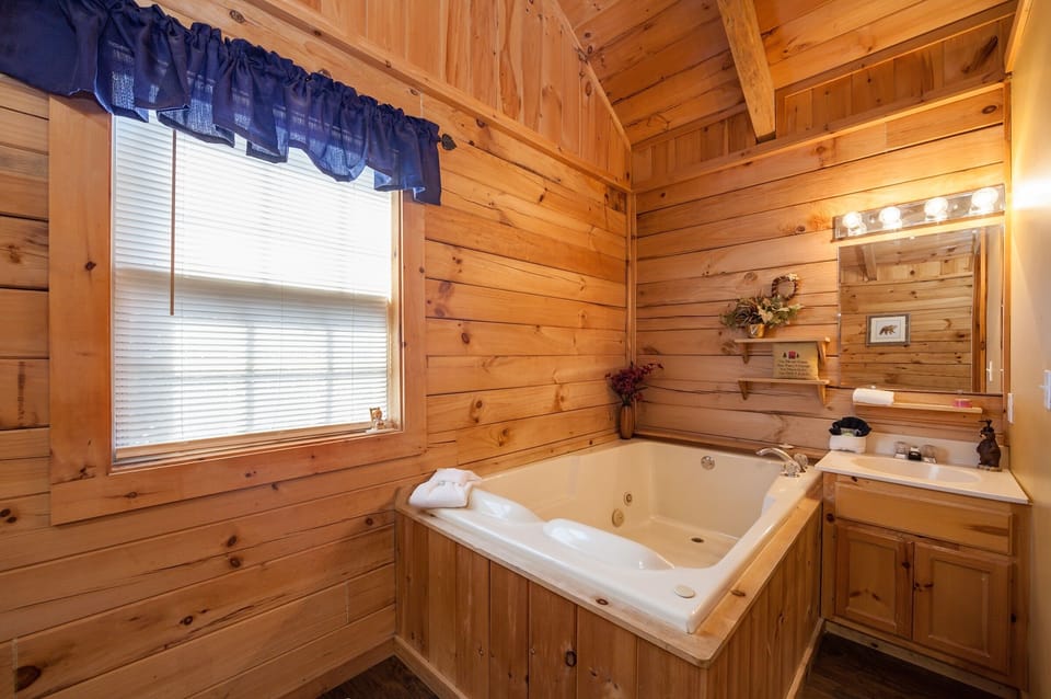 Sleepin' Inn 2 Bedroom Cabin by RedAwning Cabin in Gatlinburg