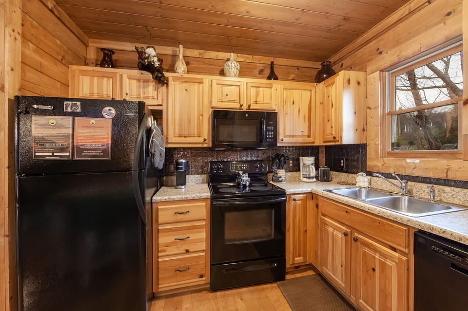 Cabin, 2 Bedrooms | Private kitchen | Fridge, oven, stovetop, coffee/tea maker