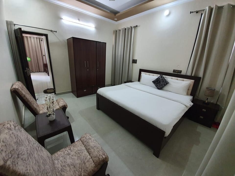 Pillowtop beds, individually furnished, desk, laptop workspace