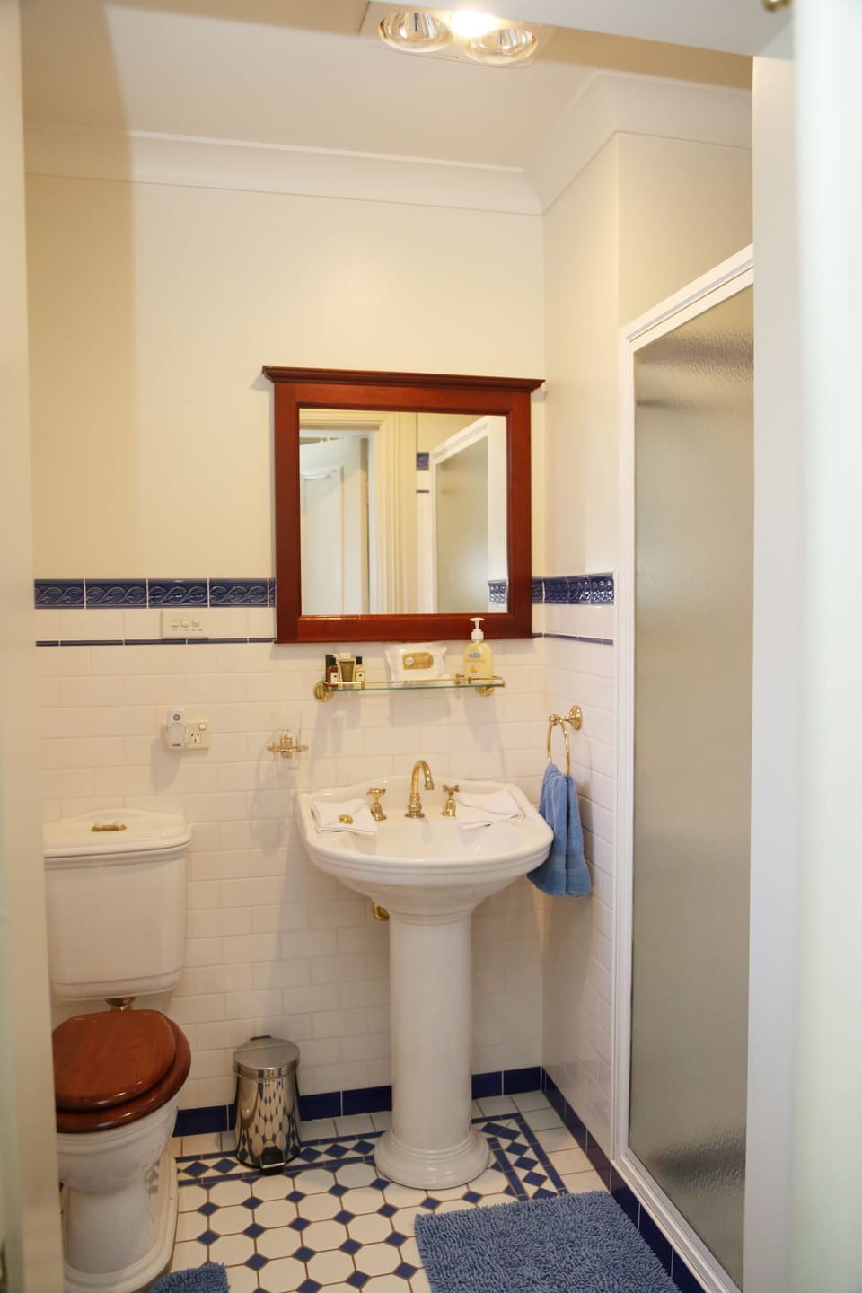 Blue Queen Room | Bathroom | Shower, free toiletries, bathrobes, slippers