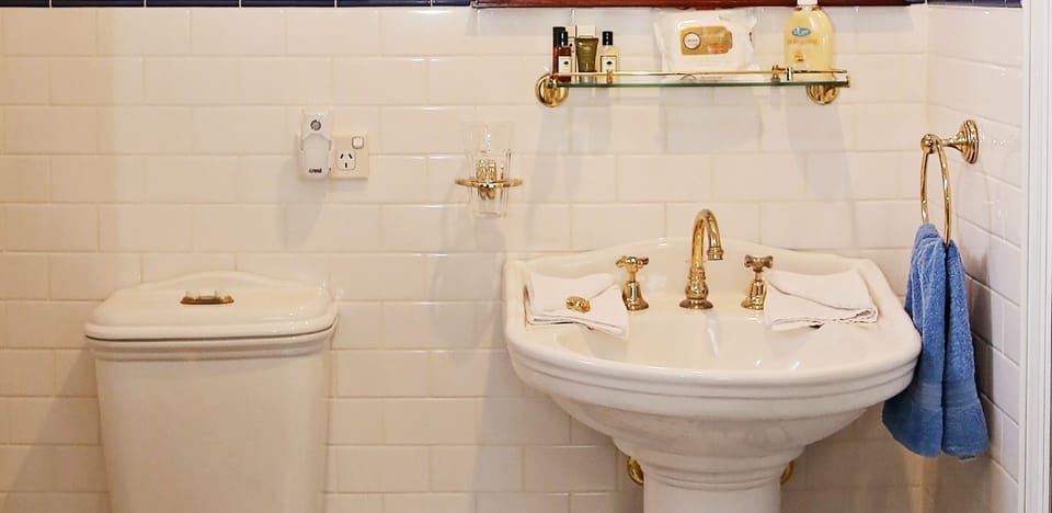 Blue Queen Room | Bathroom sink