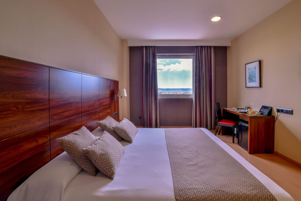 Double or Twin Room | In-room safe, desk, laptop workspace, blackout drapes