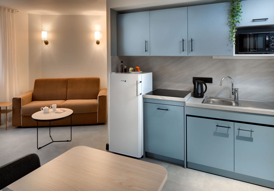 Family Suite | Living area | 43-inch flat-screen TV with satellite channels, foosball, books