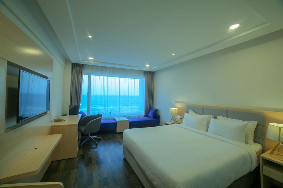 Executive Room, 1 Bedroom, Non Smoking, Sea View | Minibar, in-room safe, desk, laptop workspace