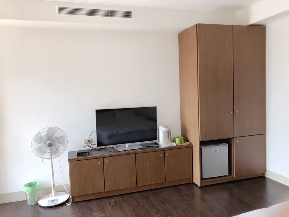 Panoramic Quadruple Room, Ocean View | Television