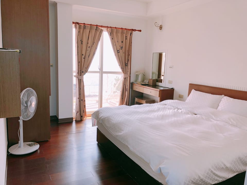 Romantic Double Room, Ocean View | Blackout drapes, WiFi (free), bed sheets