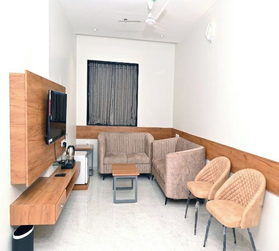Luxury Studio Suite | Desk, free WiFi, wheelchair access