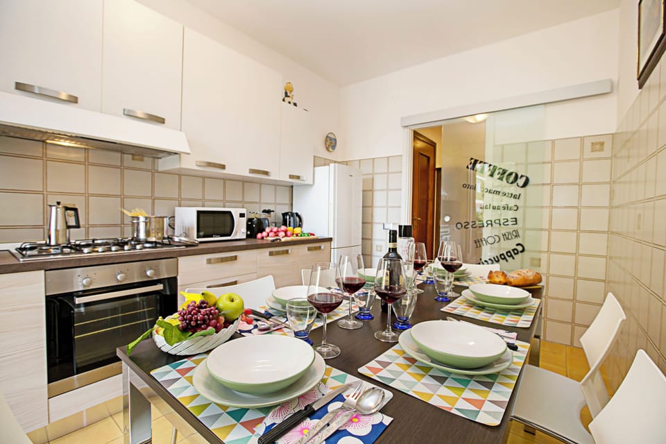 Full-size fridge, microwave, oven, stovetop
