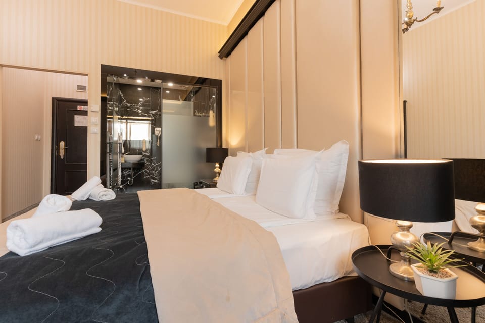 Design Double Room | Minibar, in-room safe, desk, laptop workspace