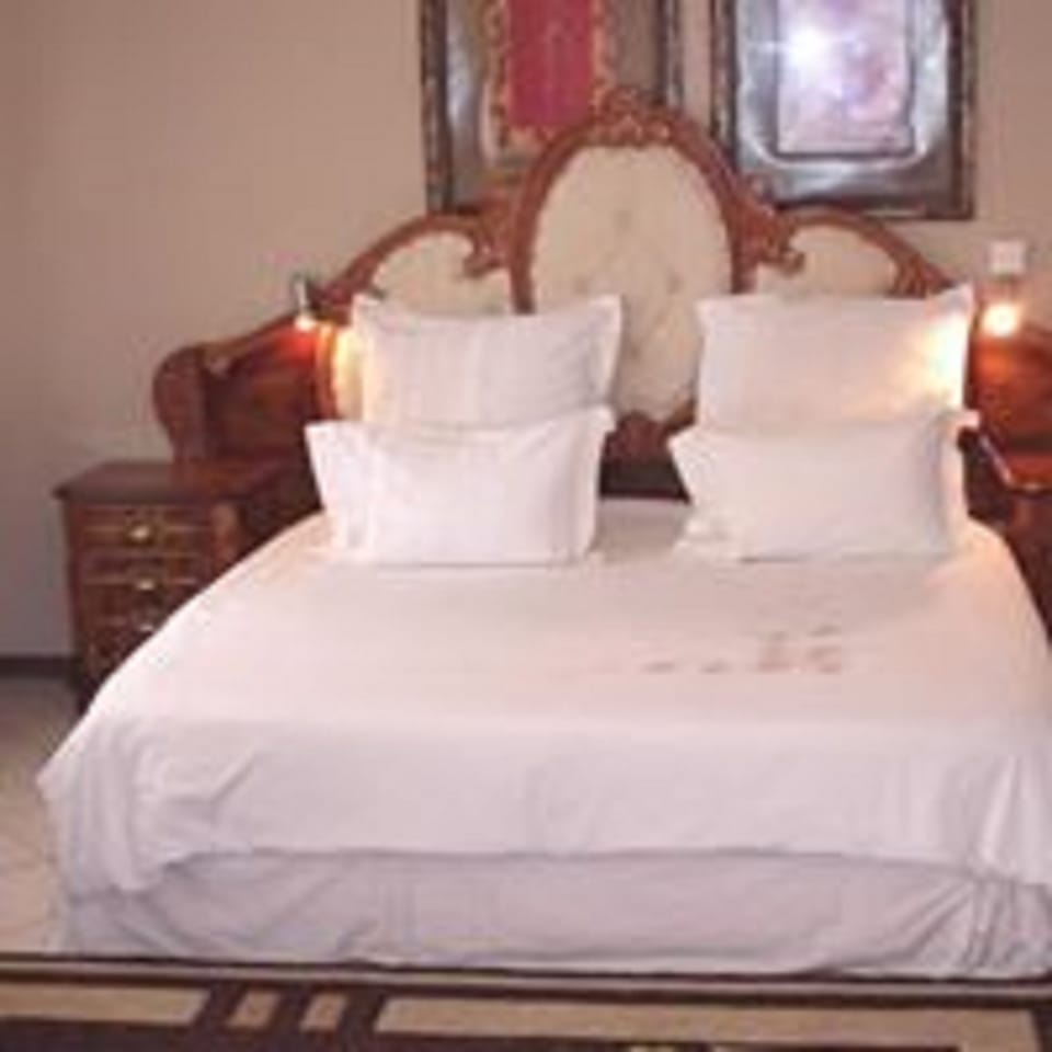 Executive Double Room | Minibar, individually decorated, individually furnished, desk
