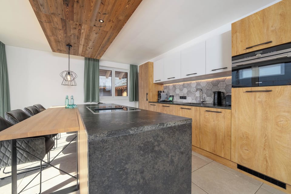 Deluxe Suite, 3 Bedrooms | Private kitchen | Fridge