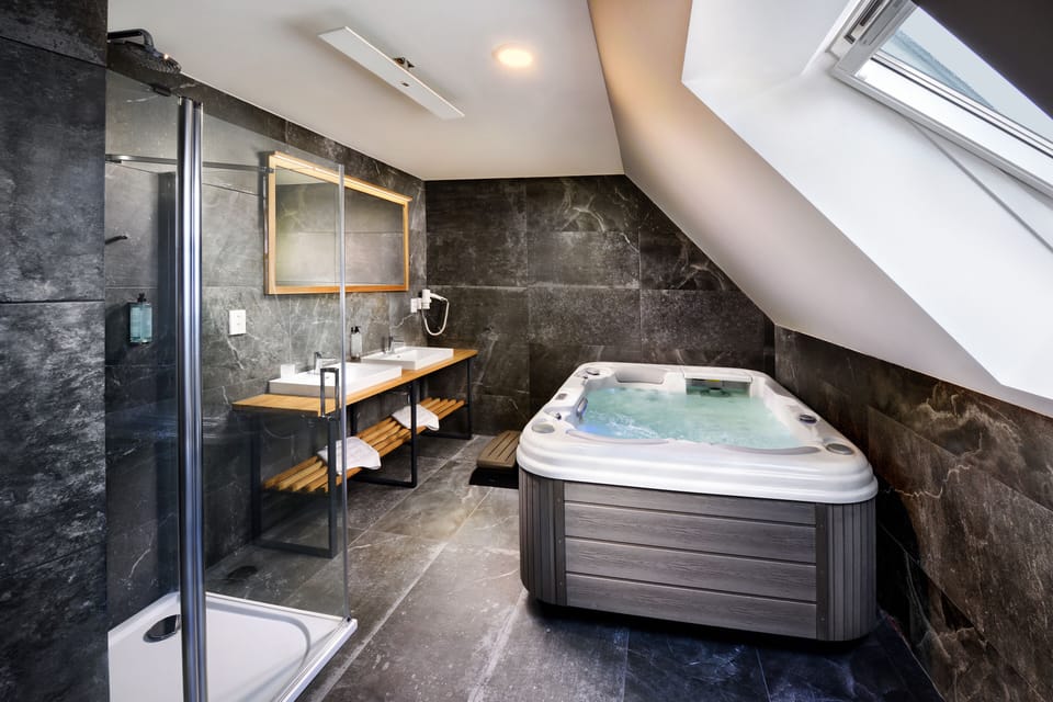 Private spa tub
