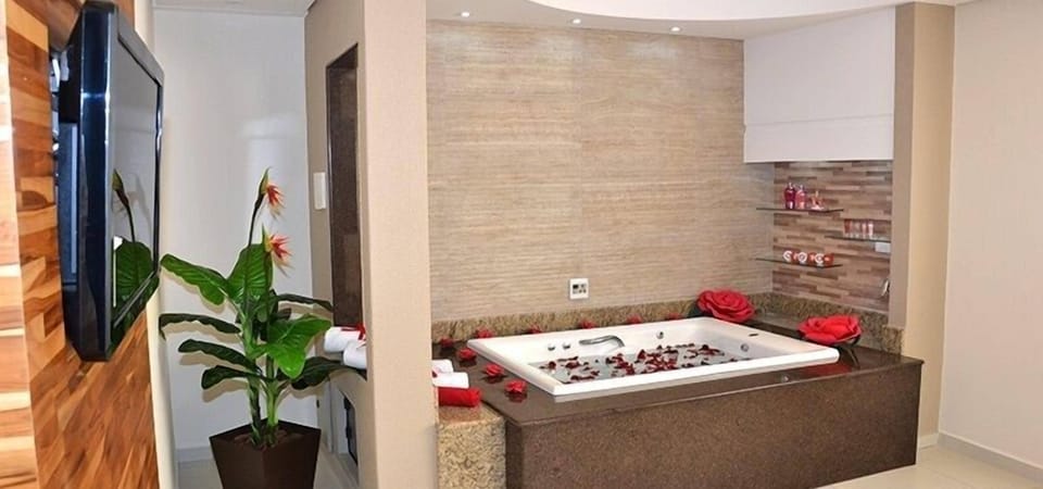 Suite, Bathtub | Minibar, free WiFi, bed sheets