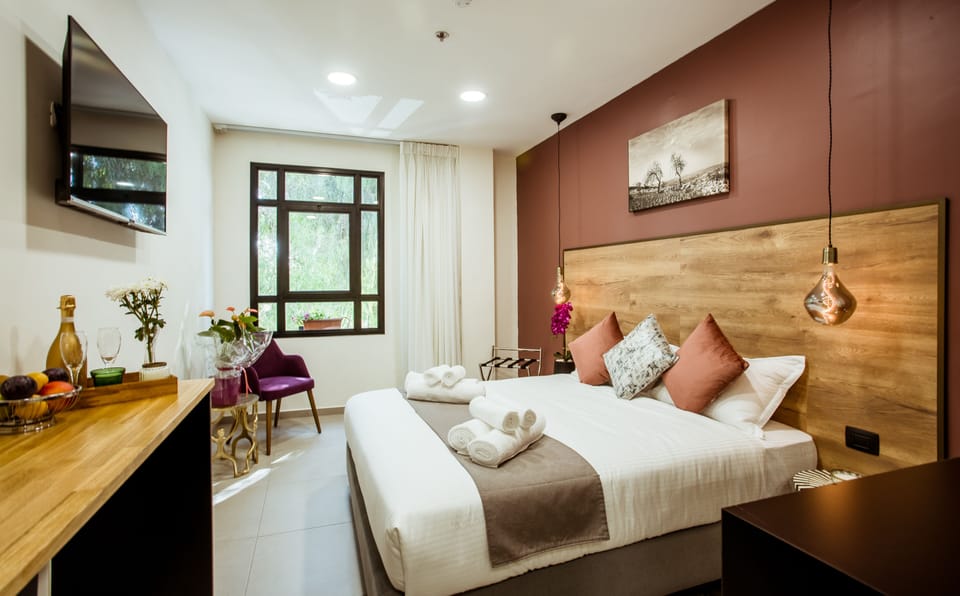 Deluxe Room | Hypo-allergenic bedding, free minibar, in-room safe, desk