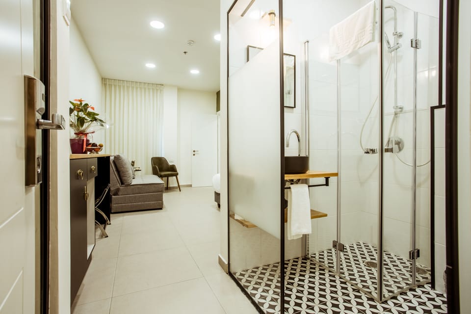 Family Suite | Bathroom | Shower, free toiletries, hair dryer, towels