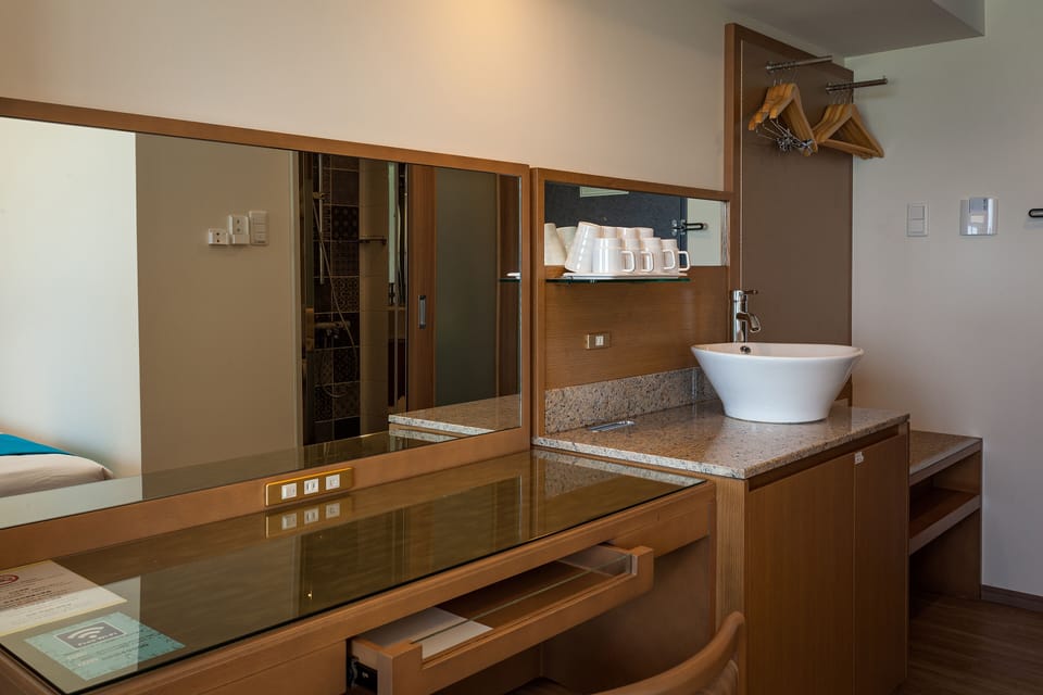 LCH. Suite Room | WiFi (free), bed sheets