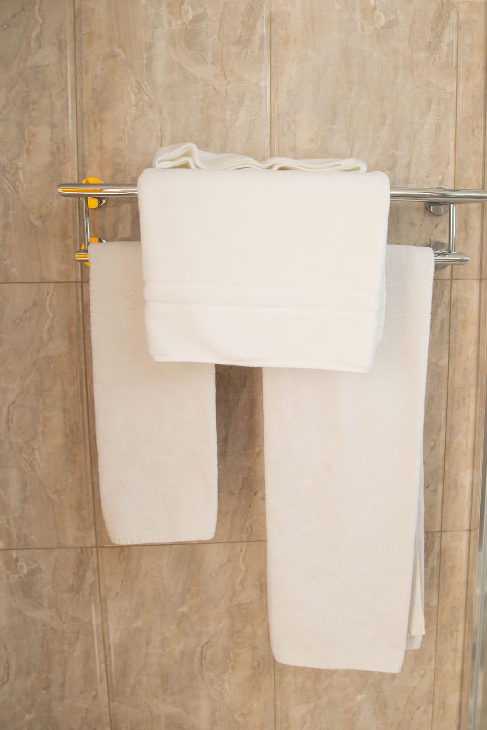 Standard Room, 1 Queen Bed | Bathroom | Combined shower/tub, free toiletries, towels