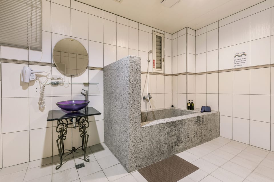 Quadruple room with Bathtub | Bathroom | Hair dryer, slippers, towels, shampoo