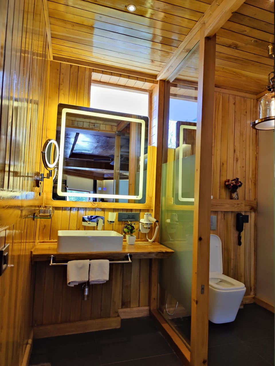 Premium Room | Bathroom | Shower, free toiletries, slippers, towels