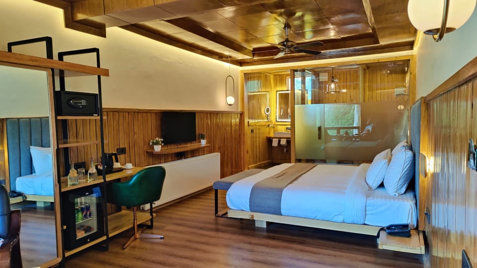 Premium Room | Egyptian cotton sheets, premium bedding, pillowtop beds, desk
