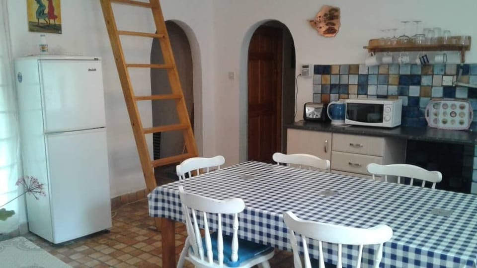 Cottage | Shared kitchen | Full-size fridge, microwave, oven, stovetop