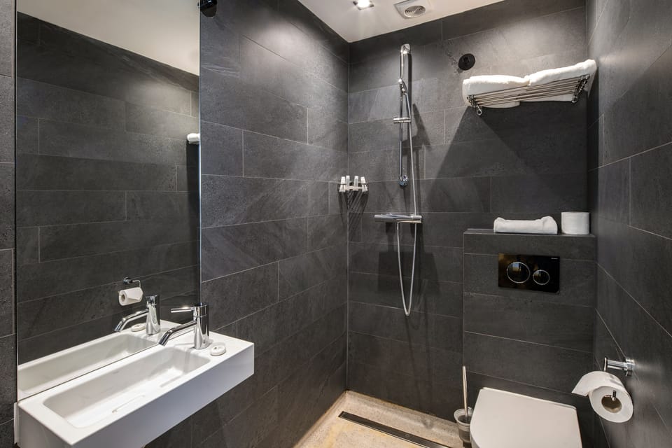 Shower, rainfall showerhead, free toiletries, hair dryer