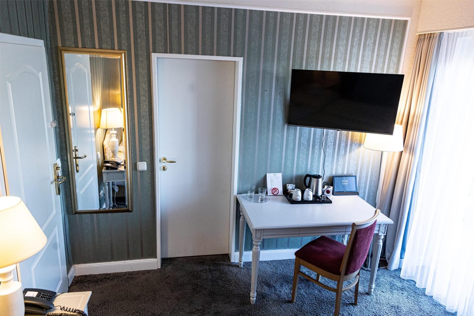 Standard Room, 1 Double Bed | Hypo-allergenic bedding, minibar, in-room safe, desk